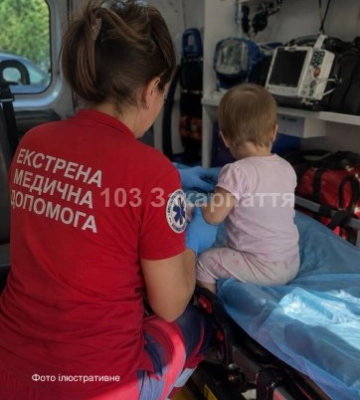 «Мала напилася бензину!»: на Закарпатті медики «швидкої» виривали життя півторарічної дитини просто в дорозі