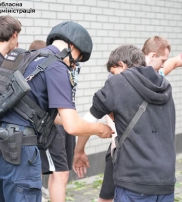 РФ ударила по многоэтажке в Запорожье: под завалами люди