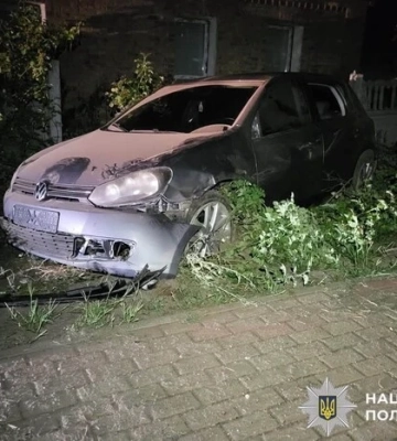 На Київщині п’яний водій збив пішохода на тротуарі та в’їхав у паркан