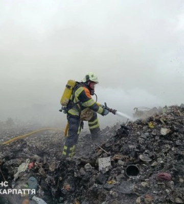 Третя доба в пеклі та ядучому диму: на Закарпатті вже 72 години поспіль гасять масштабну пожежу на сміттєзвалищі