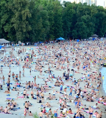 Где поплавать в Киеве: подборка пляжей и бассейнов для летнего досуга