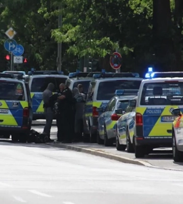 В Германии вооруженный мужчина захватил заложников в банке