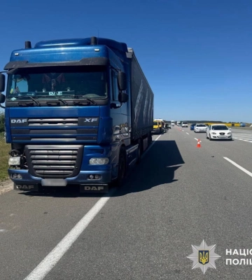 На Київщині вантажівка врізалась у кілька автомобілів та на смерть збила людину