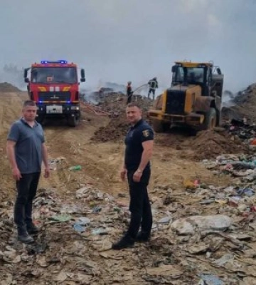 Пожежу на сміттєзвалищі в Береговому планують повністю згасити до кінця дня: на місце прибуло керівництво ДСНС Закарпаття (ФОТО)