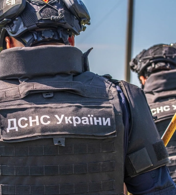 В Прикарпатье спасатели вытащили ребенка, застрявшего в песочнице