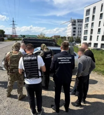 «Працевлаштування» для відстрочки за 25 тисяч доларів:  на Закарпатті викрили схему за участю адвоката і директора коледжу