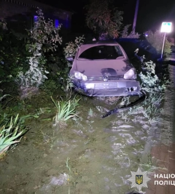 На Київщині п’яний водій збив пішохода на тротуарі та в’їхав у паркан (ФОТО)