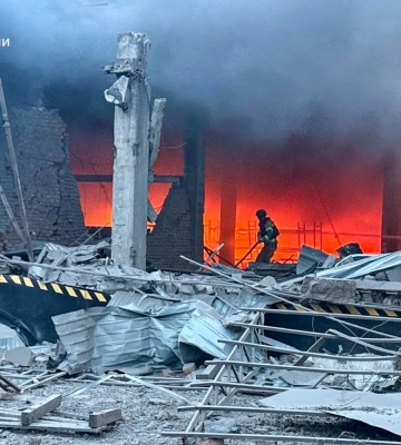 В Ізюмі горіло відділення поштового оператора через удар рф КАБами