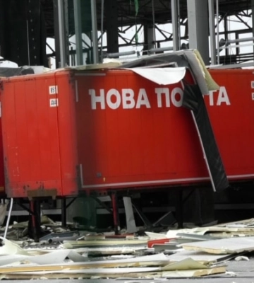 Российские оккупанты нанесли удар по Изюму авиабомбами, разрушено отделение Нової пошти