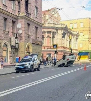 Авто перекинулося на дах у центрі Харкова (фото, відео)