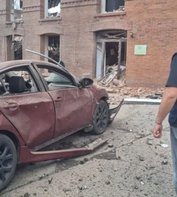 В Славянске в результате атаки российскими КАБ погибли пять человек, повреждено консульство Латвии