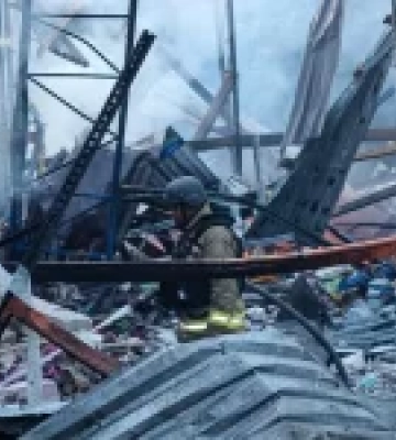 На Харківщині російський БпЛА вдарив по Дергачах, загорівся склад цивільного підприємства
