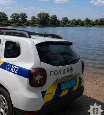 Дивом не потонув: на Дніпропетровщині правоохоронці пірнули у воду, щоб врятувати підлітка