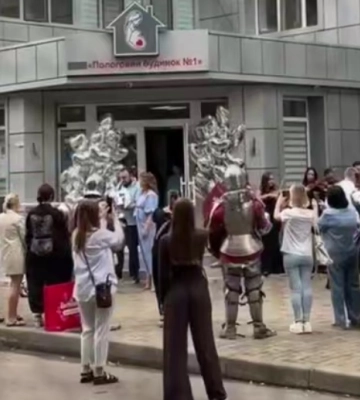 В Одессе устроили выписку из роддома в стиле "Игры престолов" (видео)