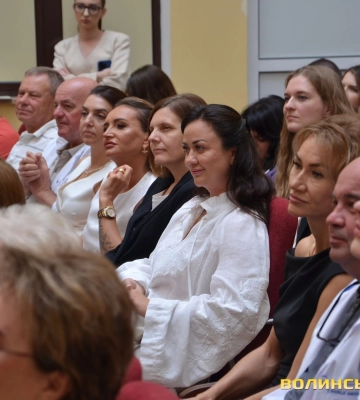 Із грамотами й піснями: у Луцьку медиків вітали з професійним святом. Фото