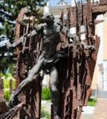 У Кременчуці встановили скульптуру "Нескорений Прометей"