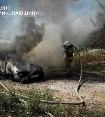 Toyota загорілась у дворі багатоповерхівок у Миколаєві: постраждали ще два авто