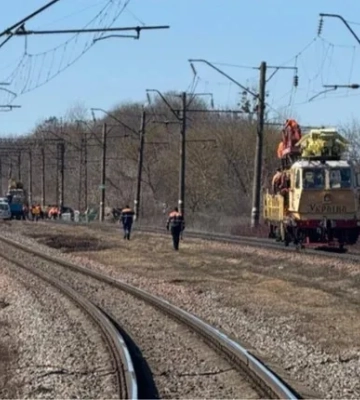 На Полтавщині загорілися дроти на залізничному мосту
