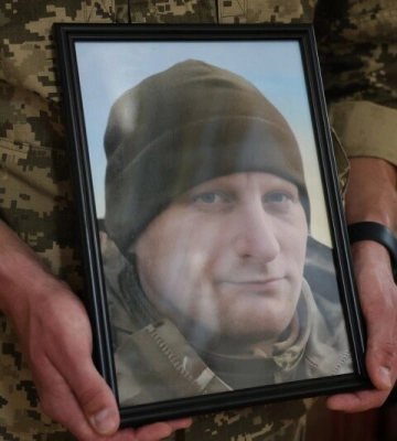 Луцьк у скорботі: містяни попрощалися із Героєм Олегом Кравцем
