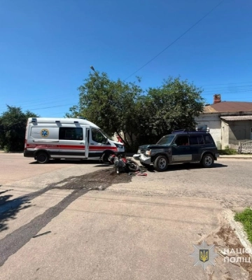 У Тростянці автомобіль Suzuki Vitara під час повороту збив юнака на мотоциклі