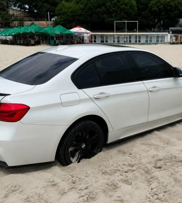 В Одесі водійка BMW проігнорувала знак і застрягла просто на пляжі