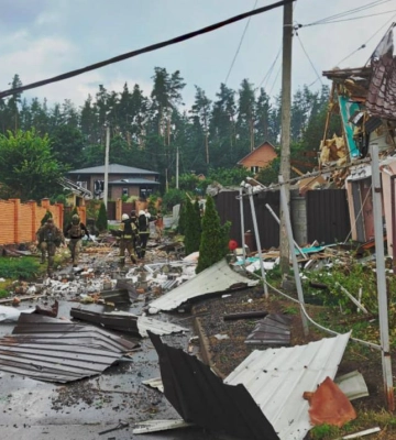 Триває рятувальна операція на Київщині після удару російських ракет: шестеро загиблих, десятки постраждалих, - Зеленський 