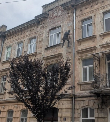 У центрі Львова збивають діамантові русти на історичній кам'яниці XIX століття