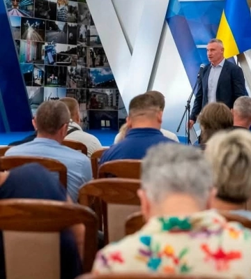 Кличко поздравил столичных медиков с профессиональным праздником и вручил награды