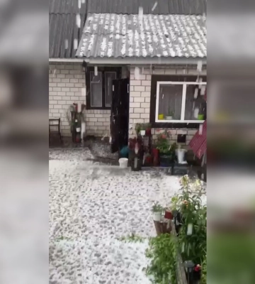 Видео: Киев накрыла сильная непогода с ливнем, градом и грозой