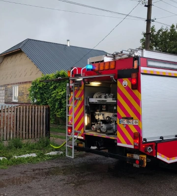 На Волині блискавка влучила в господарську споруду: що відомо
