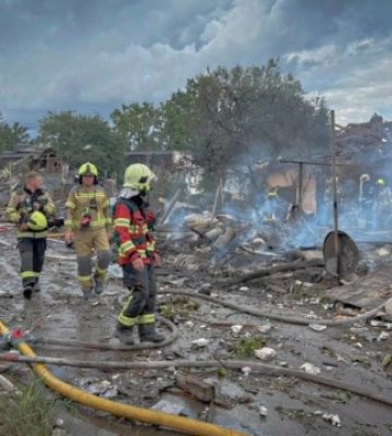 10 загиблих і десятки постраждалих: рятувальники показали наслідки ракетного удару РФ на Київщині