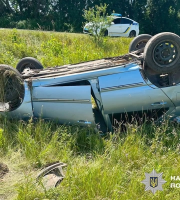На Хмельниччині внаслідок перекидання легковика постраждала жінка, - поліція