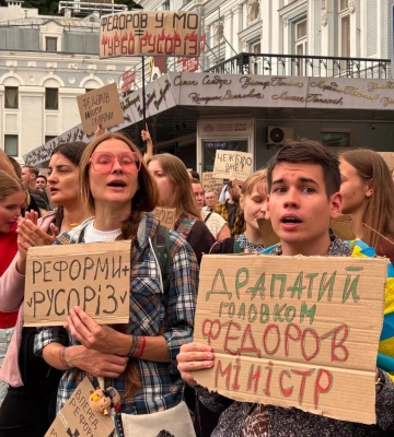 Уже 9-й день продолжаются протесты: люди требуют восстановить Федорова в должности министра обороны