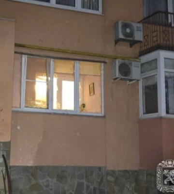 Росіяни вдарили дроном по багатоповерхівці у Харкові