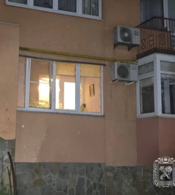 Росіяни вдарили дроном по багатоповерхівці у Харкові