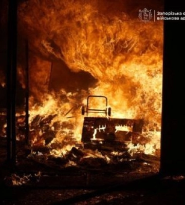 У Запоріжжі через атаку російських дронів пошкоджено торговий центр, є постраждалі