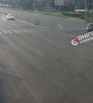 В Днепре на Набережной Заводской мотоциклист столкнулся с KIA: видео момента
