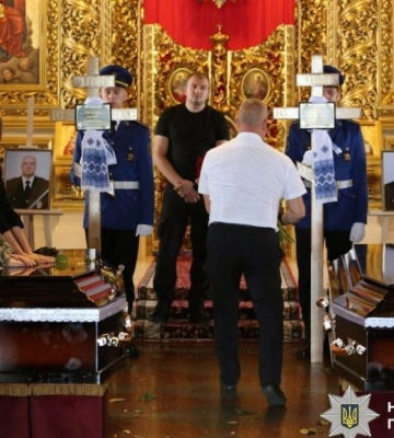 У Києві попрощалися з вибухотехніками поліції, які загинули під час розмінування Харківщини (ВІДЕО)