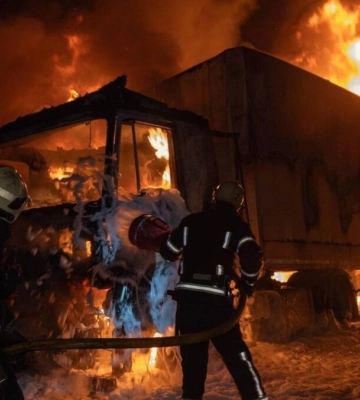 Росіяни вночі вдарили по терміналу «Нової пошти» в Сумах, загинули троє водіїв