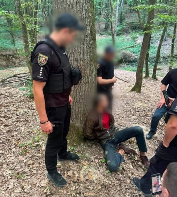 В Ужгороді затримано чоловіка з вадами, який з бойової зброї стріляв у поліцейських. ФОТО