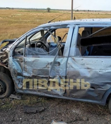 Дрон влетел в легковушку: под Мелитополем на опасной трассе уничтожен автомобиль 