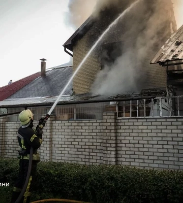 У Харкові гасили масштабну пожежу у приватному секторі, є загиблий (відео)