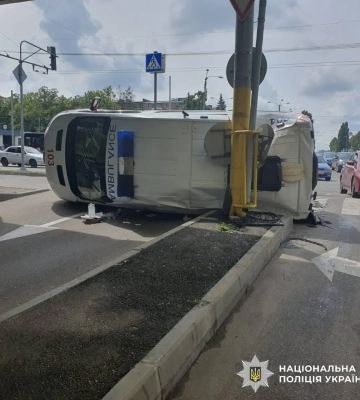У Харкові перекинулася швидка після зіткнення, постраждали водій та парамедик