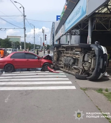 ДТП у Харкові: водій не пропустив «швидку» з сиреною, постраждали медики 