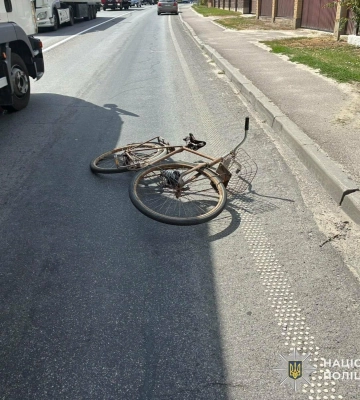 На трасі Київ – Чоп у Львівському районі автомобіль збив велосипедиста