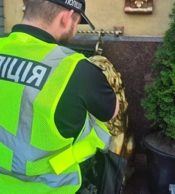 Куртку з боєприпасами виявили біля ресторану в Дніпровському районі Києва. ФОТО