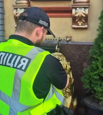 У Києві на сходах закладу харчування знайшли два корпуси гранат - поліція встановлює обставини