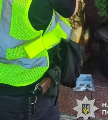 У Києві на сходах закладу харчування знайшли два корпуси гранат - поліція встановлює обставини
