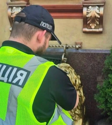 В Киеве на ступенях заведения питания нашли два корпуса гранат - полиция устанавливает обстоятельства