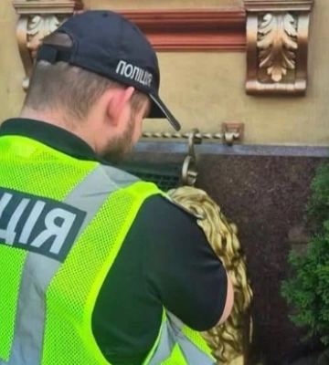 У Києві біля ресторану знайшли куртку з гранатами